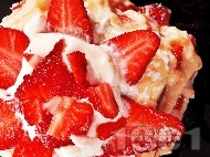 Рецепта Бисквитена торта с ягоди, сметана и крем ванилия (нишесте)
